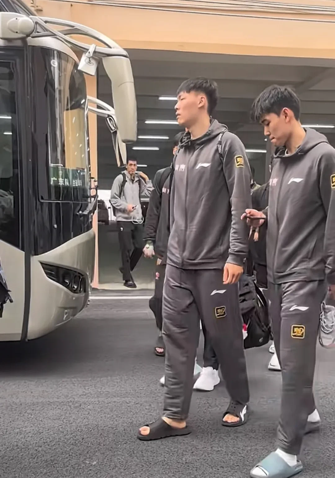 广州队发布备战花絮；清晨更衣室发声；足总杯任务艰巨；赛程密集仍需轮换的简单介绍